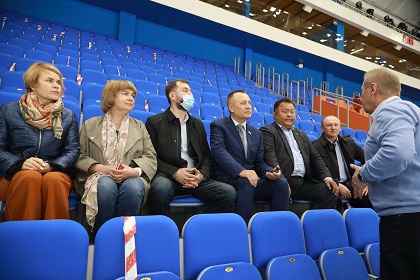 Депутаты Заксобрания посетили ледовый дворец «Байкал» в Иркутске